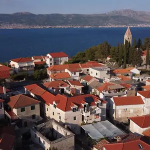 https://apartment-buga-slatine.hotels-in-trogir.com