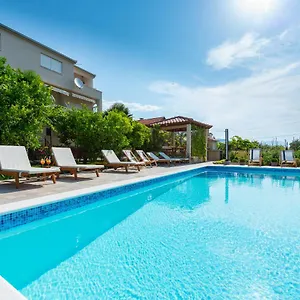 https://villa-apartments-duje.hotels-in-trogir.com